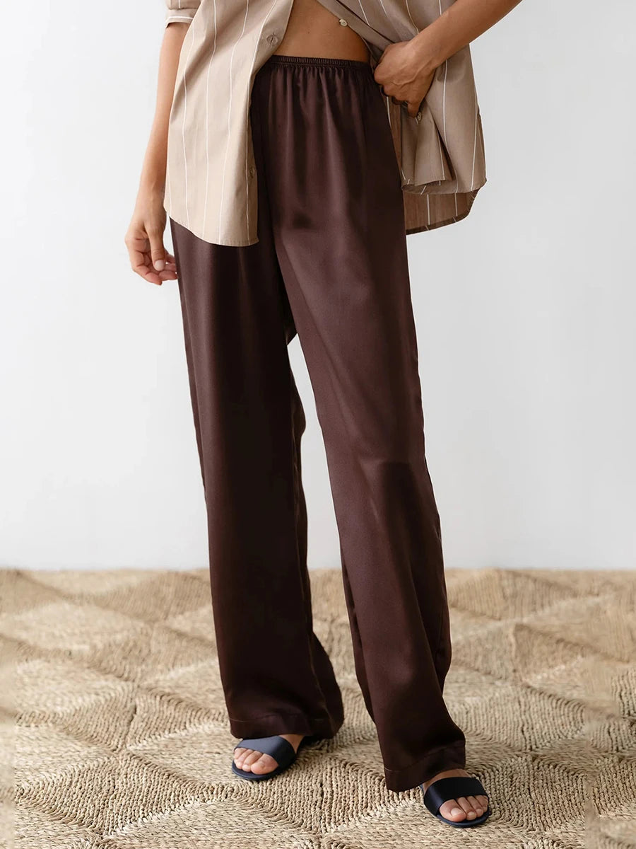 Wide-leg satin trousers with an elastic waistband, in an elegant style.
